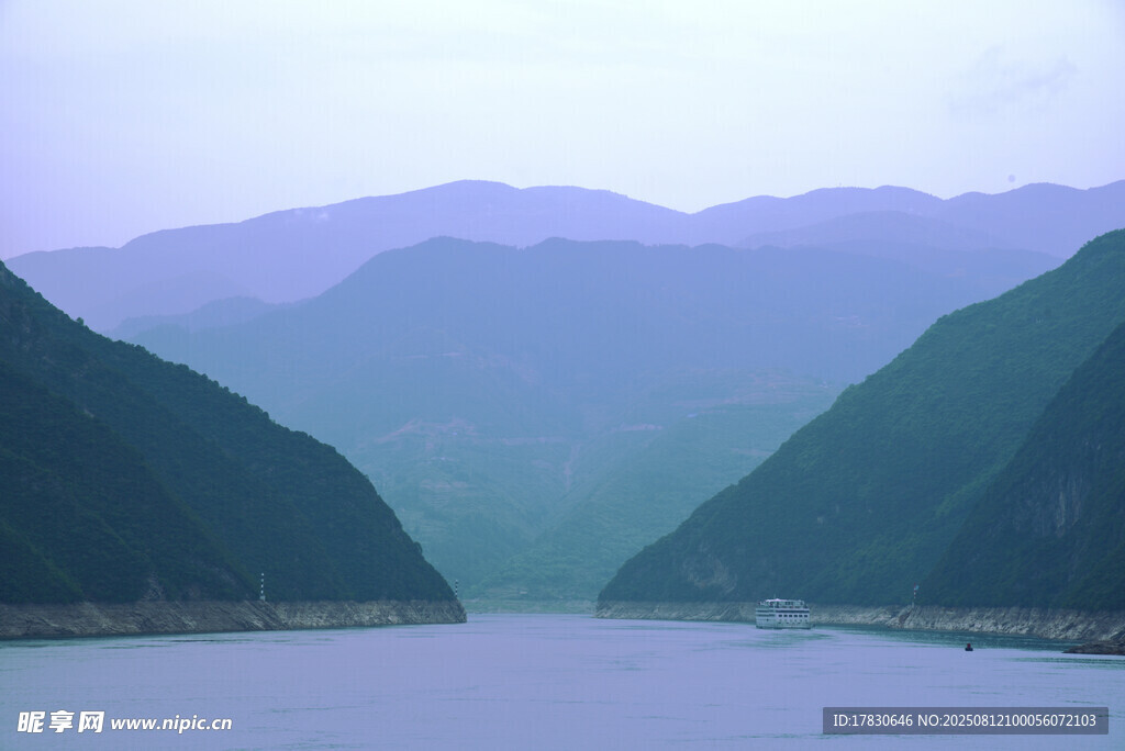 长江三峡峡谷山峦风光