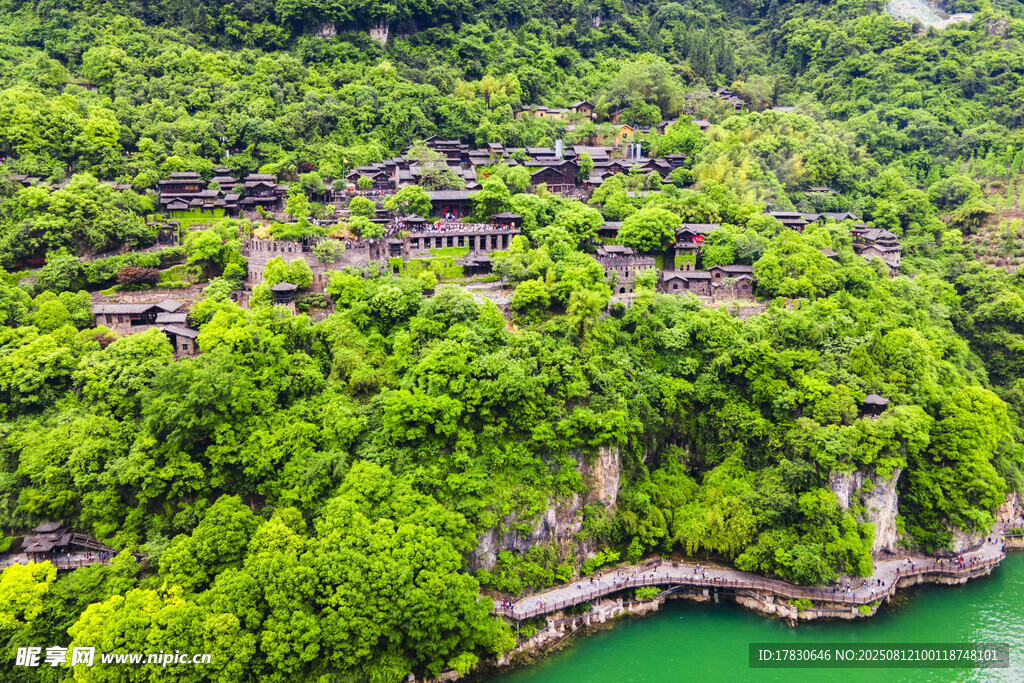 青山绿水间的村落美景