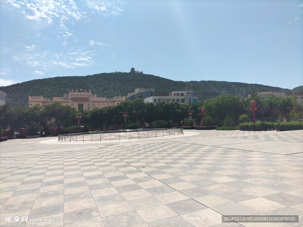 开阔广场与远处山峦景观