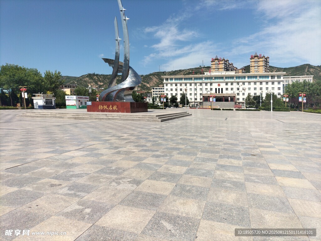 广场风光与宏伟建筑