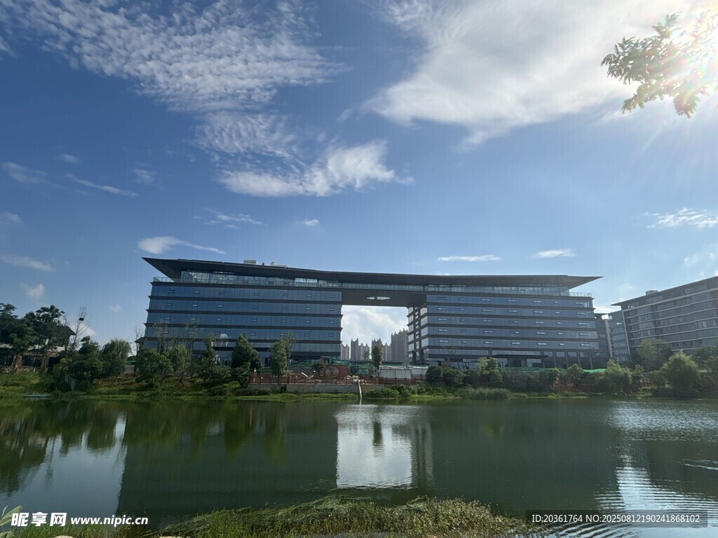 湖畔现代建筑风光