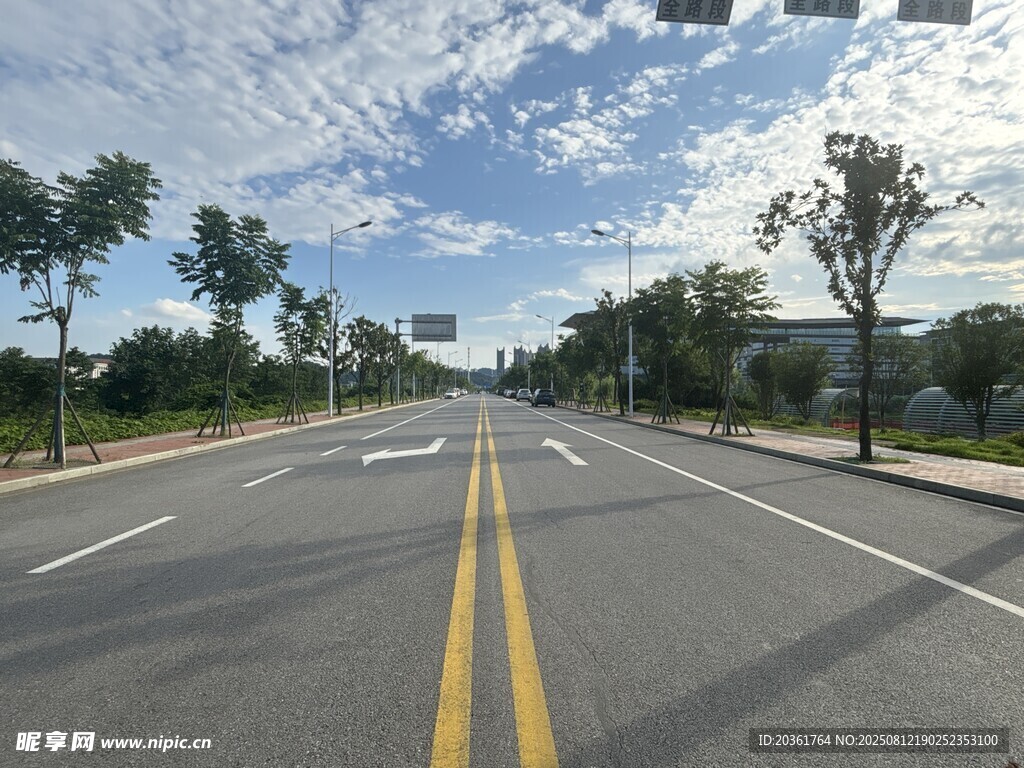 宽阔公路风景
