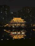 夜晚湖畔的华丽古建筑
