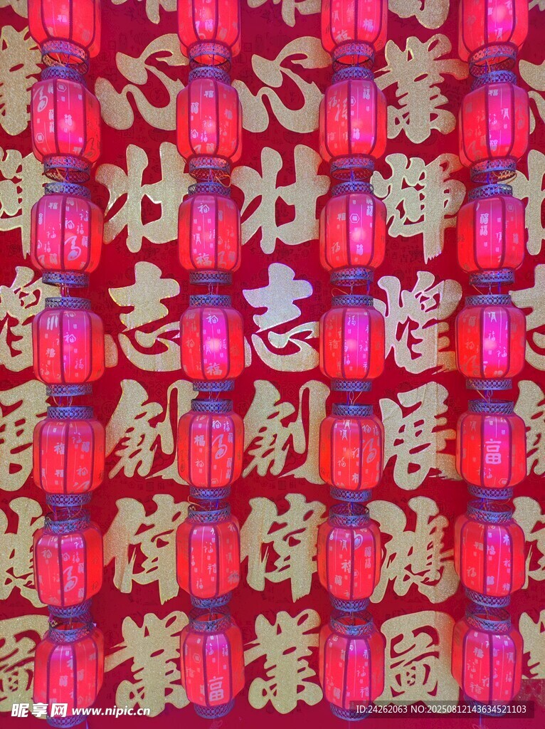 喜庆红色对联展示