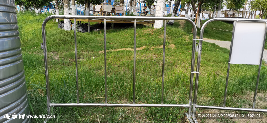户外金属围栏与绿地景观