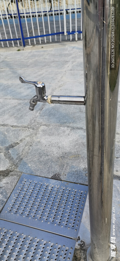 户外金属水管与金栏水龙地景观