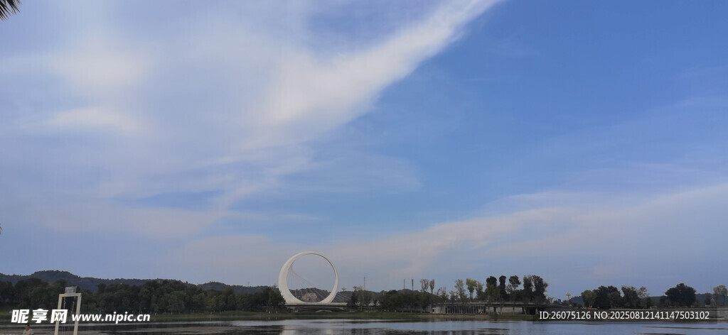 蓝天之下的开阔风景