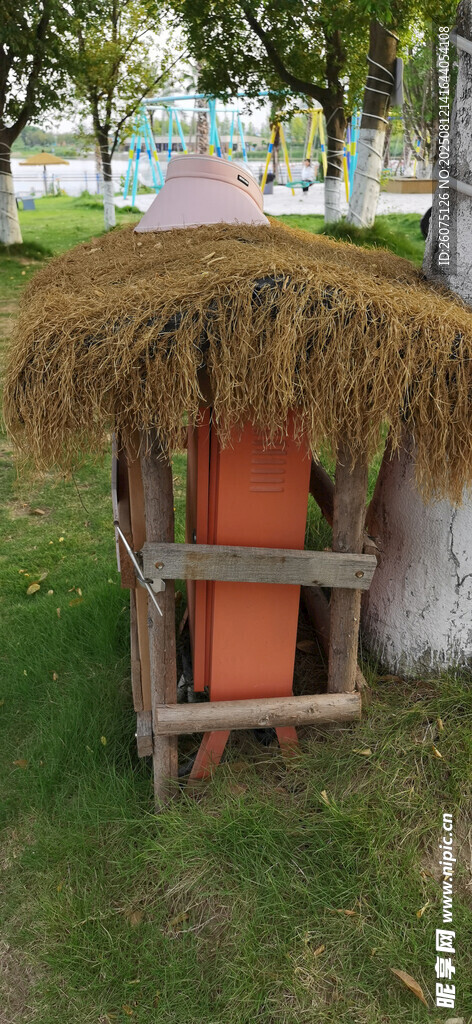 草地上电箱设施的简易茅草小屋