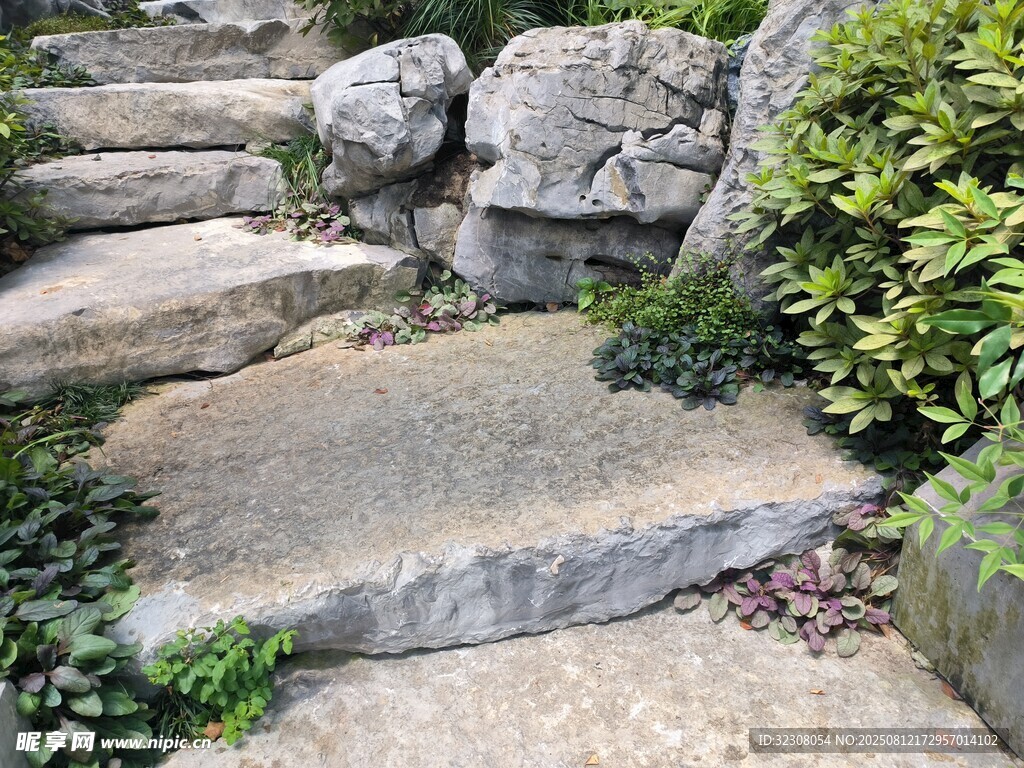 石砌台阶与绿植景观
