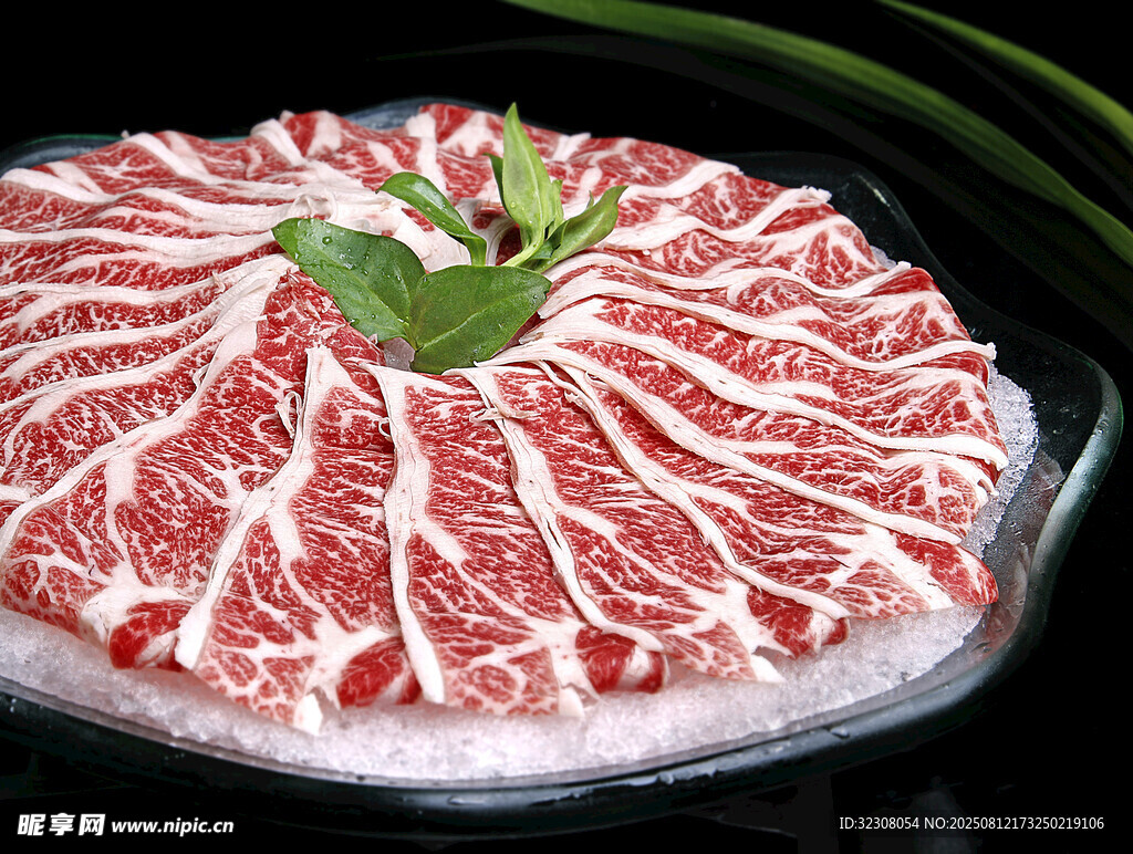 新鲜肥牛肉片摆盘精美