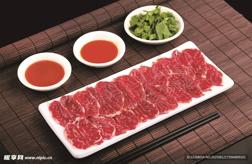 新鲜牛肉片搭配多样调料