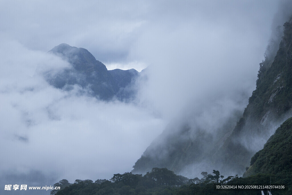云雾缭绕的山峦美景