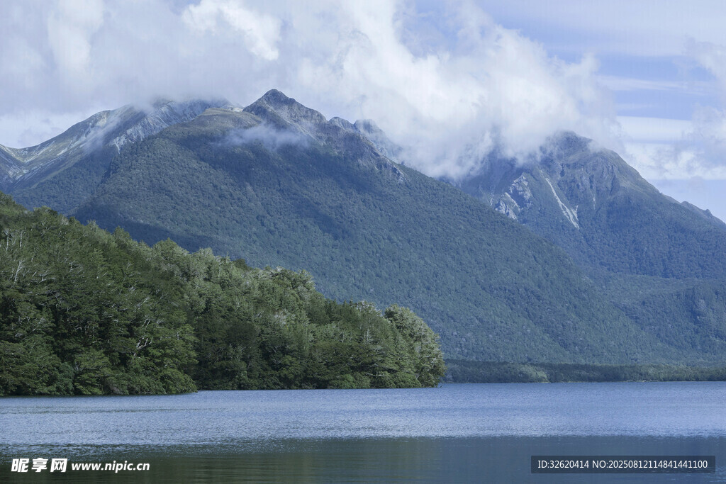 湖畔青山云雾缭绕美景