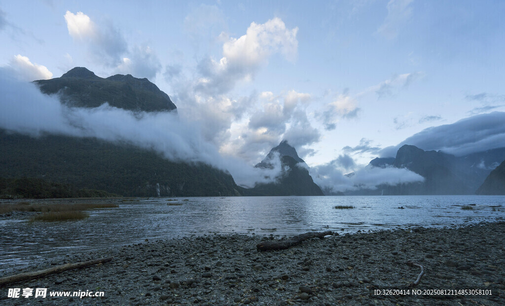 山间湖畔云雾缭绕美景