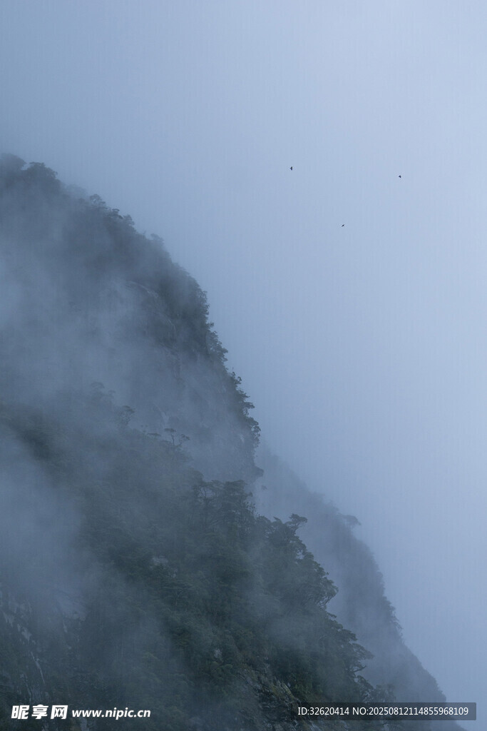 云雾缭绕的山峰美景