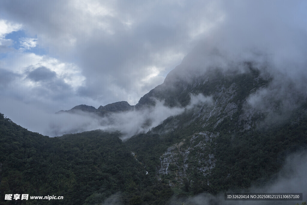 云雾缭绕的壮美山峦