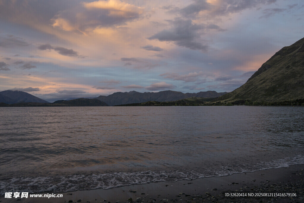 湖畔黄昏美景