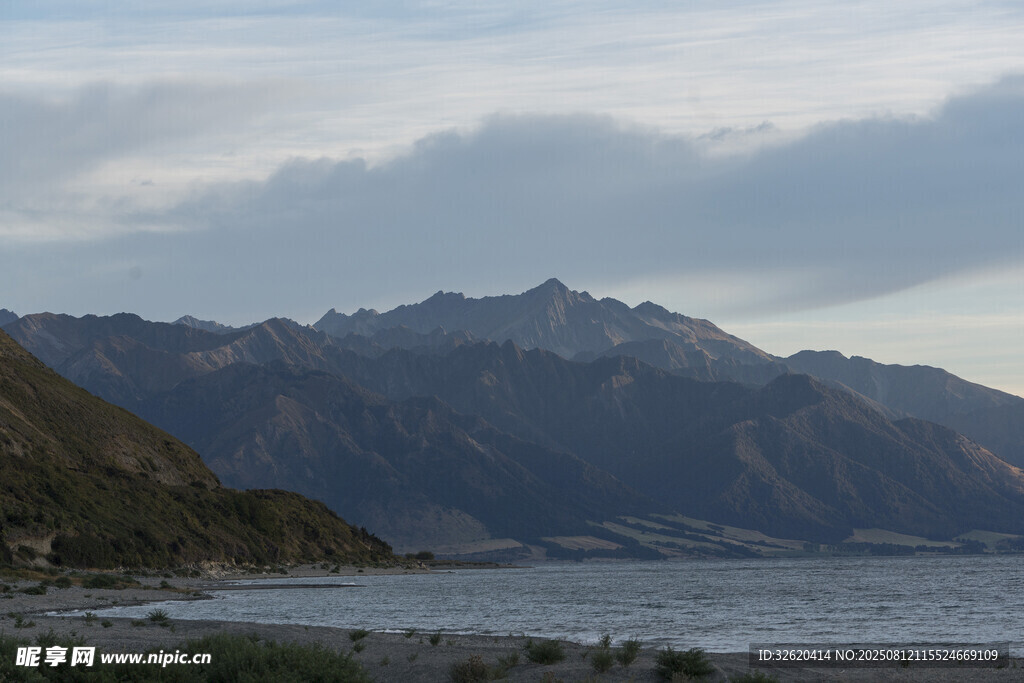 海边远山风景图