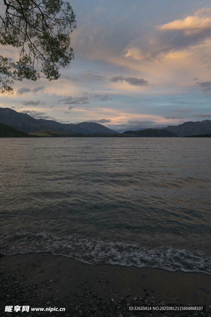 湖畔黄昏美景