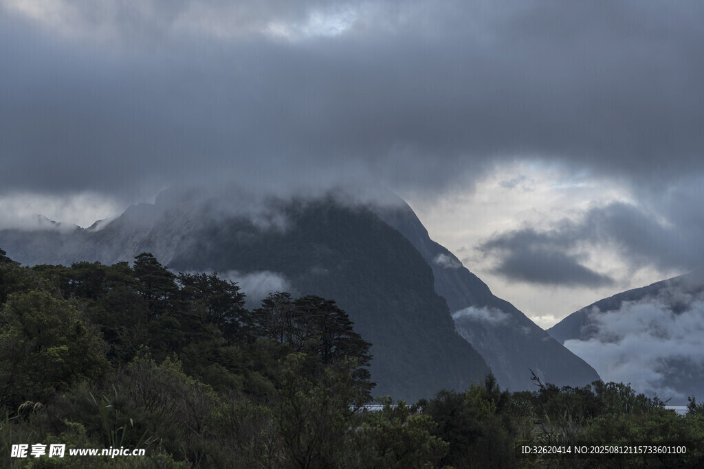 云雾缭绕中的山峦美景