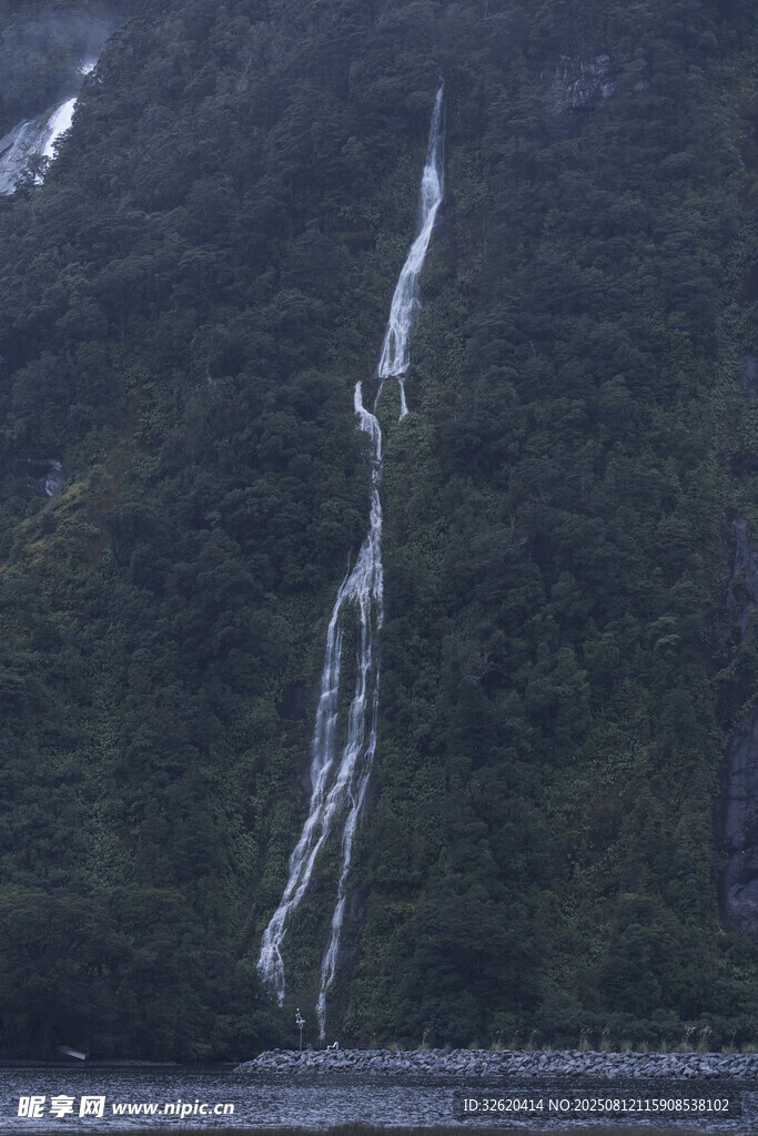 山间瀑布倾泻于葱郁山林