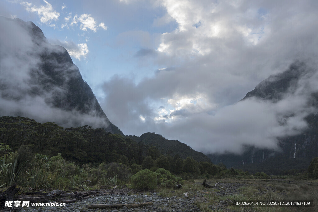 云雾缭绕的山间美景