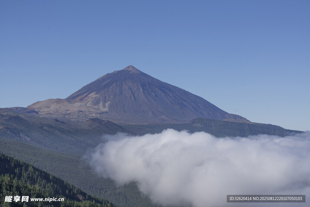 云雾缭绕的巍峨山峰
