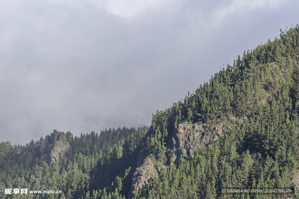 山峦葱郁的自然美景