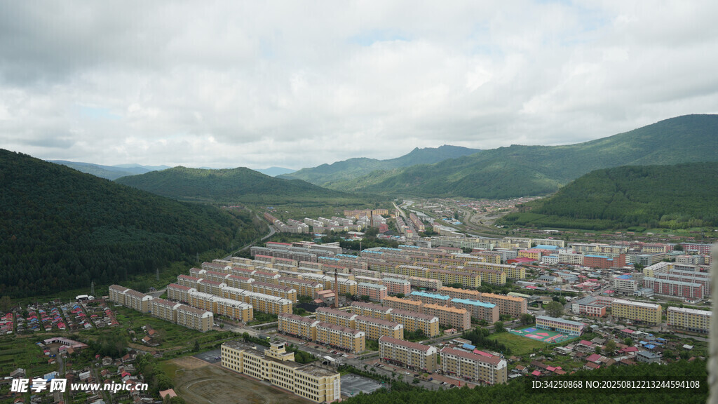 俯瞰山间城镇