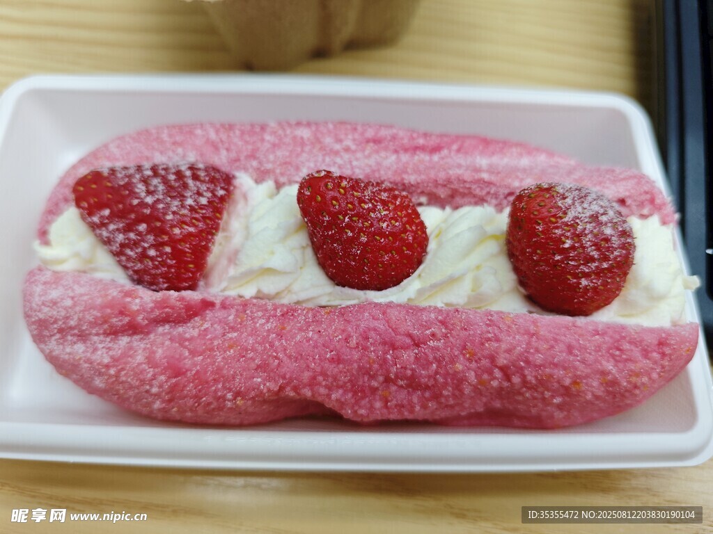 草莓奶油粉色面包甜点