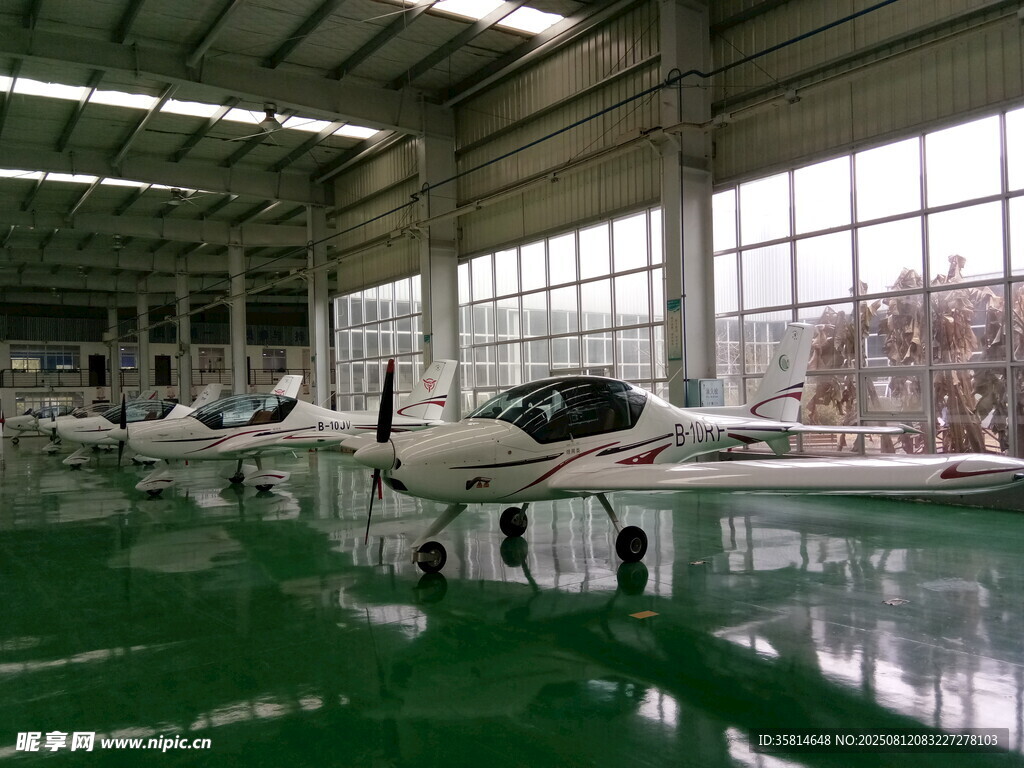 室内停放的多架小型飞机