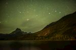 山间湖畔璀璨星空夜景