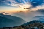 壮丽山巅日出美景
