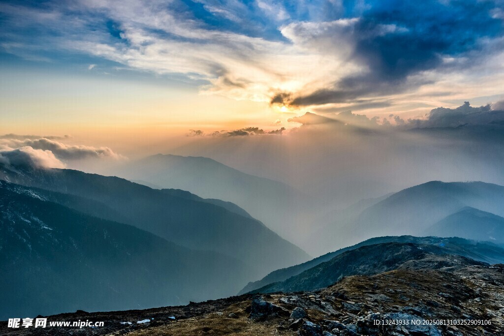 壮丽山巅日出美景