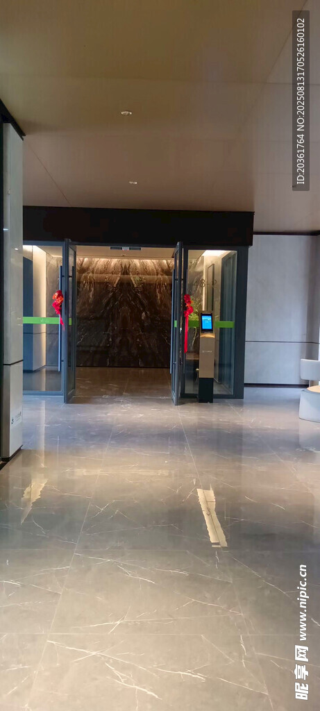 现代宽敞的建筑内部走廊