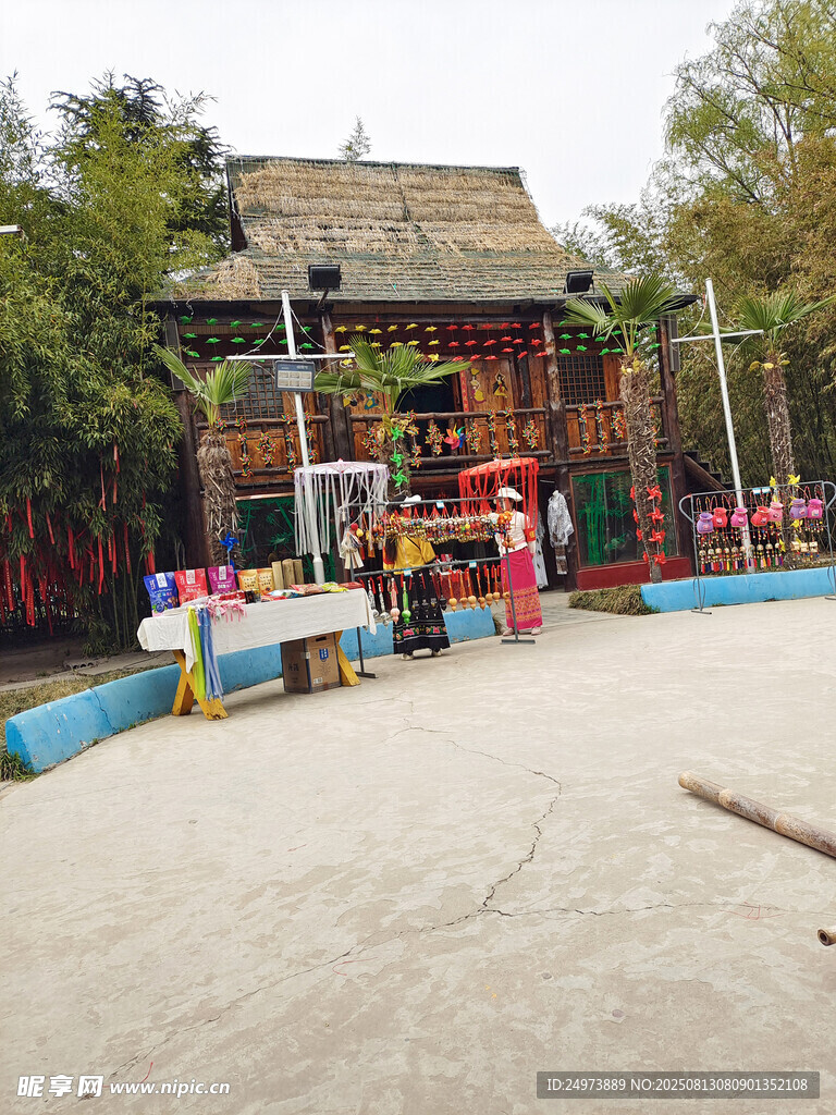 古建旁的游乐设施场景