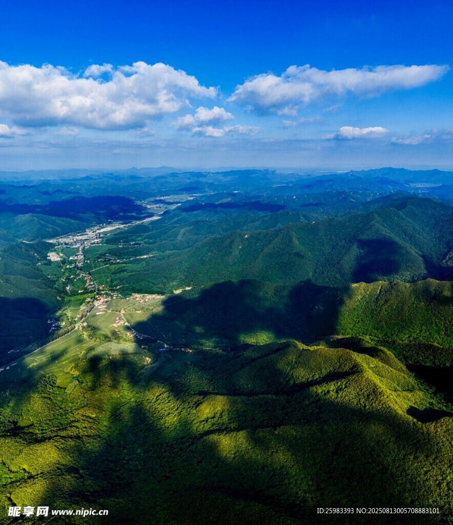 山峦绿野