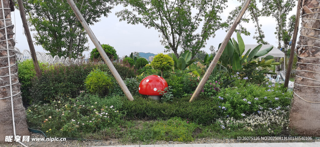 森林与红色蘑菇摆件