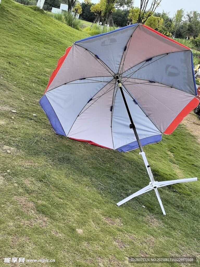 户外被风吹翻的彩色遮阳伞