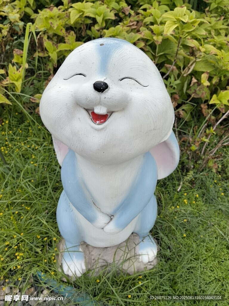草地上的可爱微笑兔子雕塑摆件