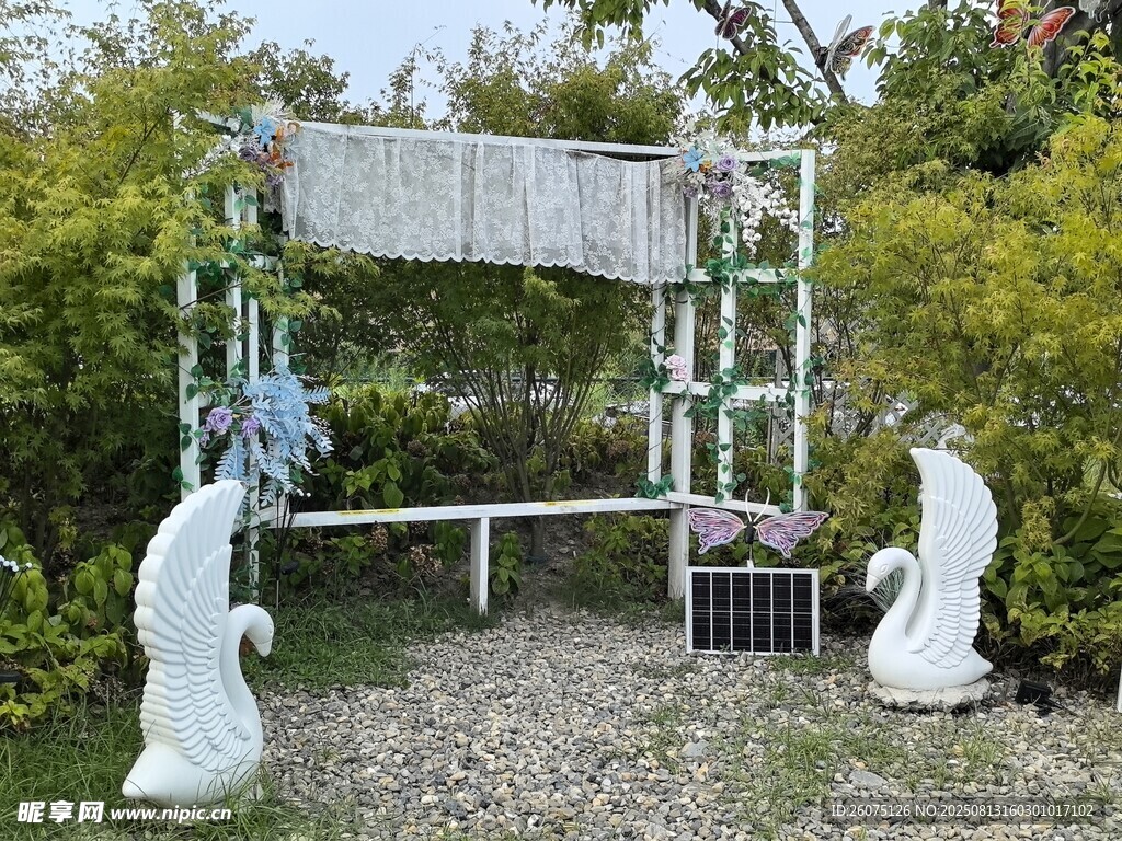 花园中的别致雕塑与梦幻拍照场景