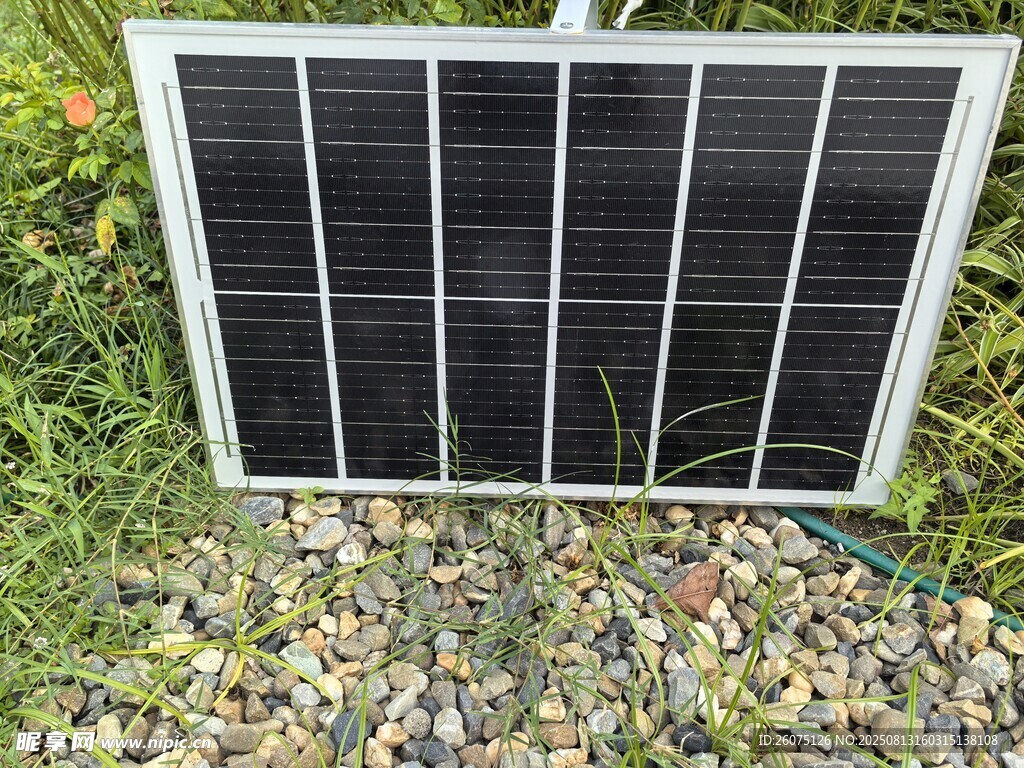 户外太阳能板置于碎石草地