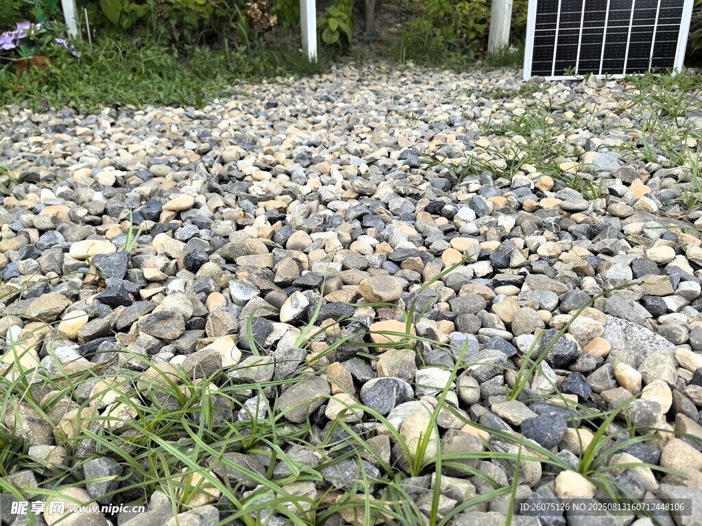 铺满碎石的户外地面场景