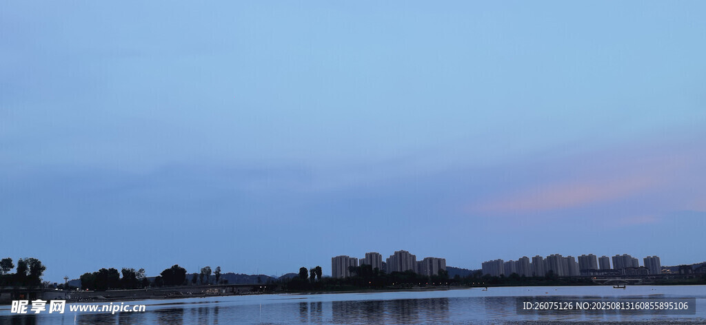 黄昏湖畔景色宽广水域蓝紫色天空