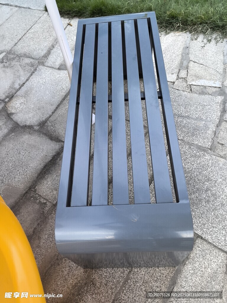 灰色户外长凳