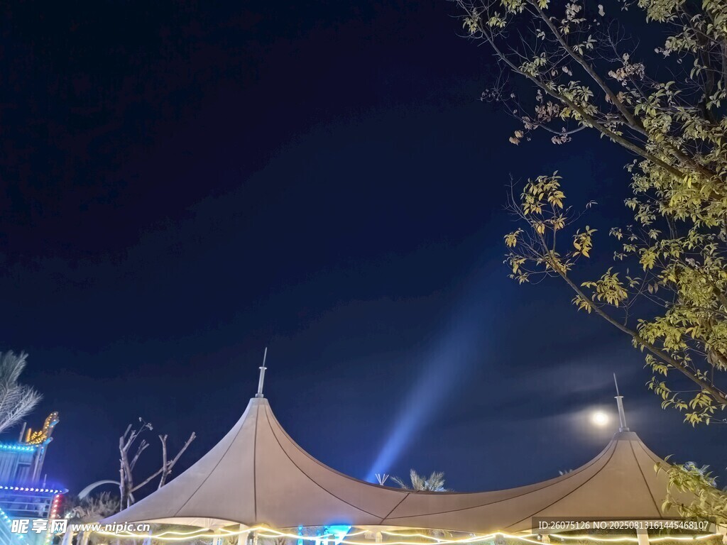 夜晚下的帐篷与灯光秀