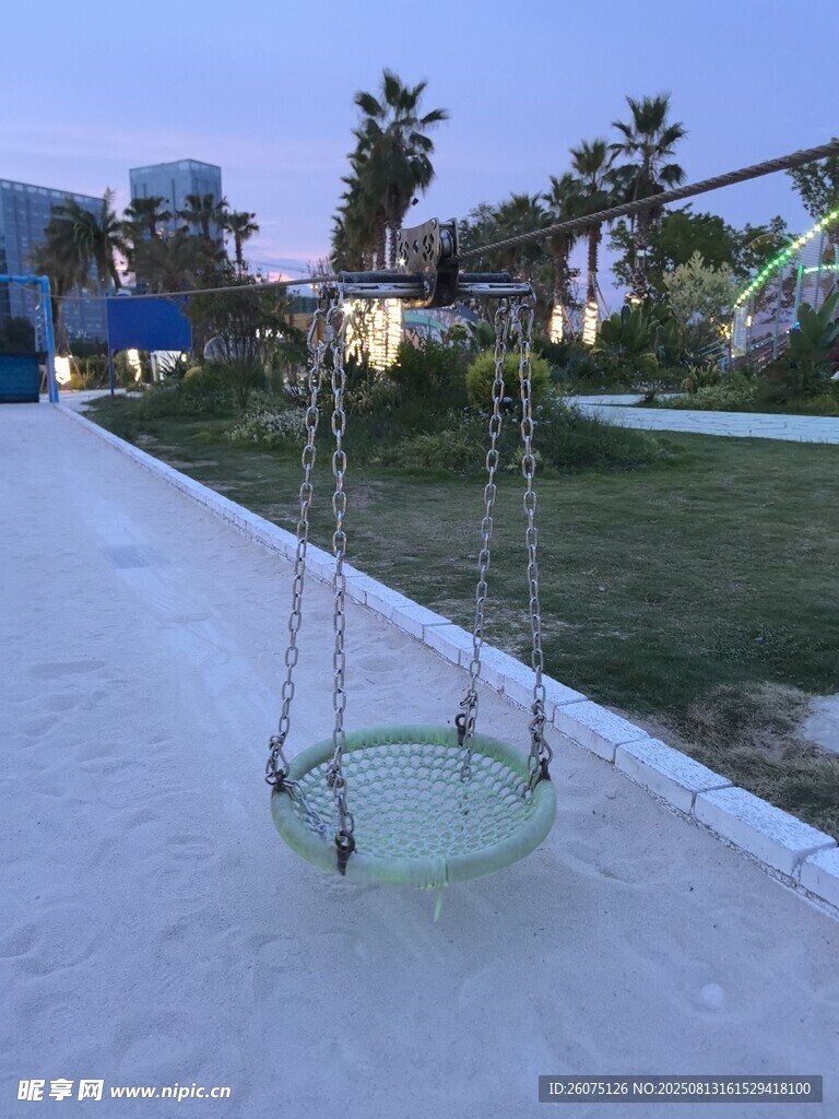 户外休闲秋千静谧美好