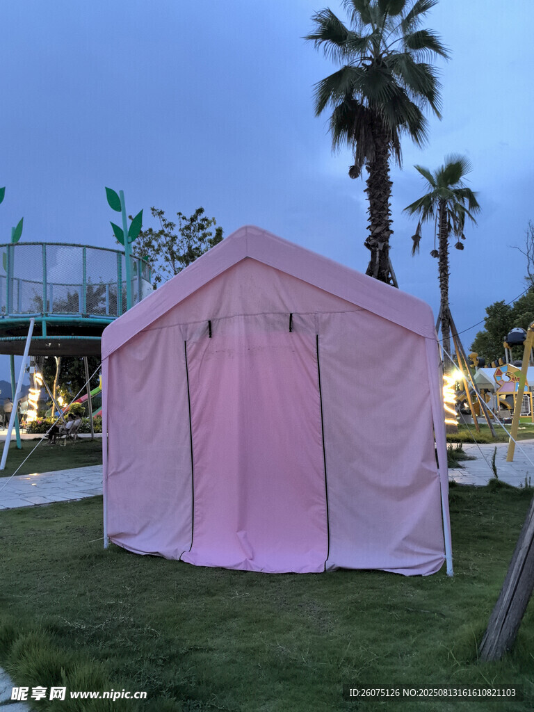 户外粉色帐篷露营场景