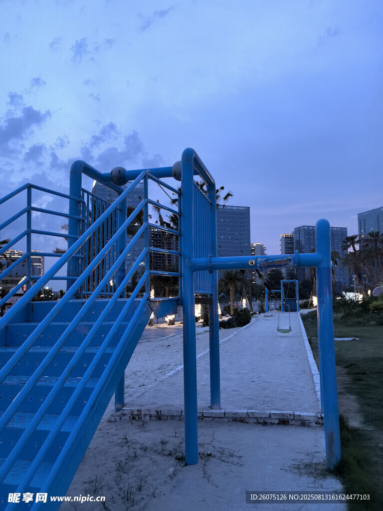 蓝色户外健身设施场景