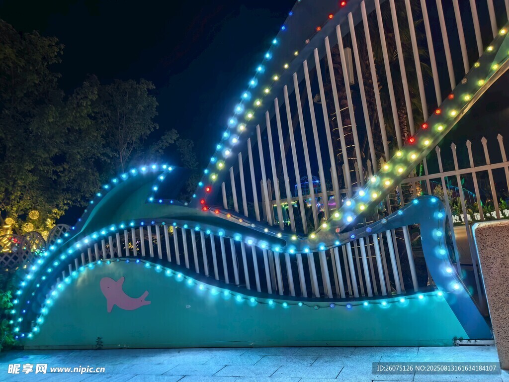 夜间彩色灯光装饰景观